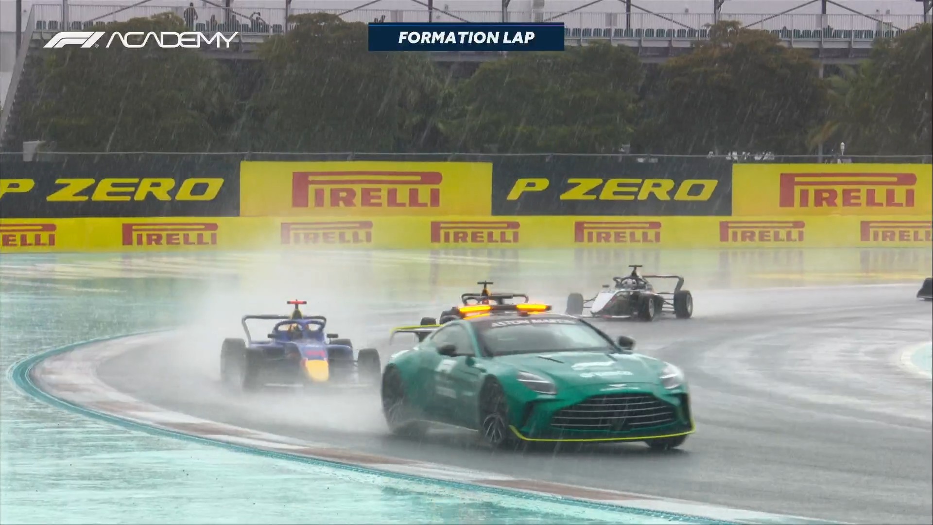 F1 F1 Academy迈阿密站第二回合正赛即将开始，是雨战！根据目前的天气预