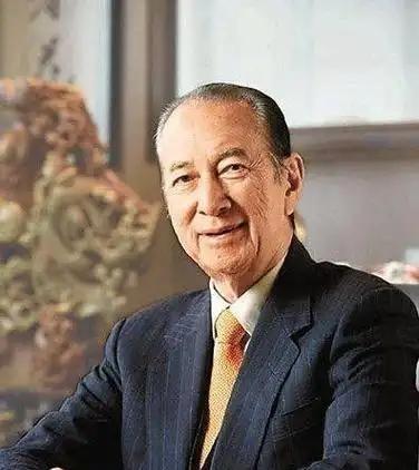 1983 年，何鸿燊给徐小凤颁奖，直勾勾的盯着她丰满的身材说：“你挣了这么多钱，