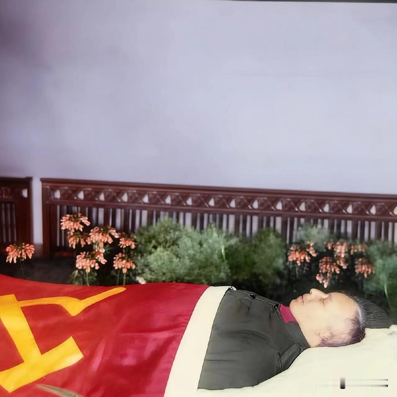 1984年2月5日，粟裕大将告别仪式上的照片，他身穿六五式军装，安详躺着，身上覆