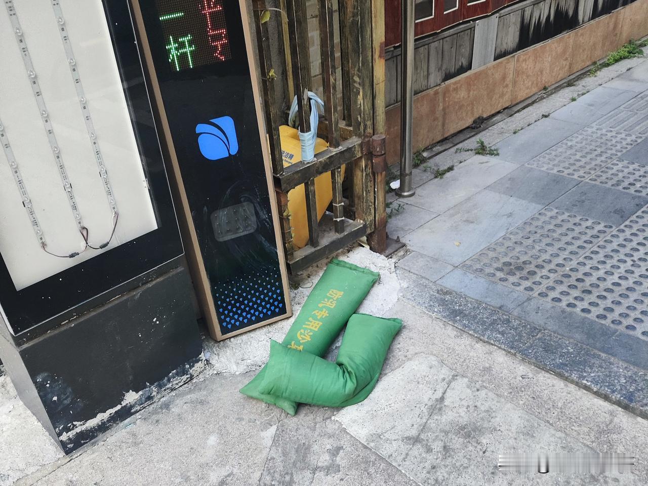 今天路过一个车辆检测站门口，看到门口放了几个防汛沙袋，据我观察这个地方又没有地下