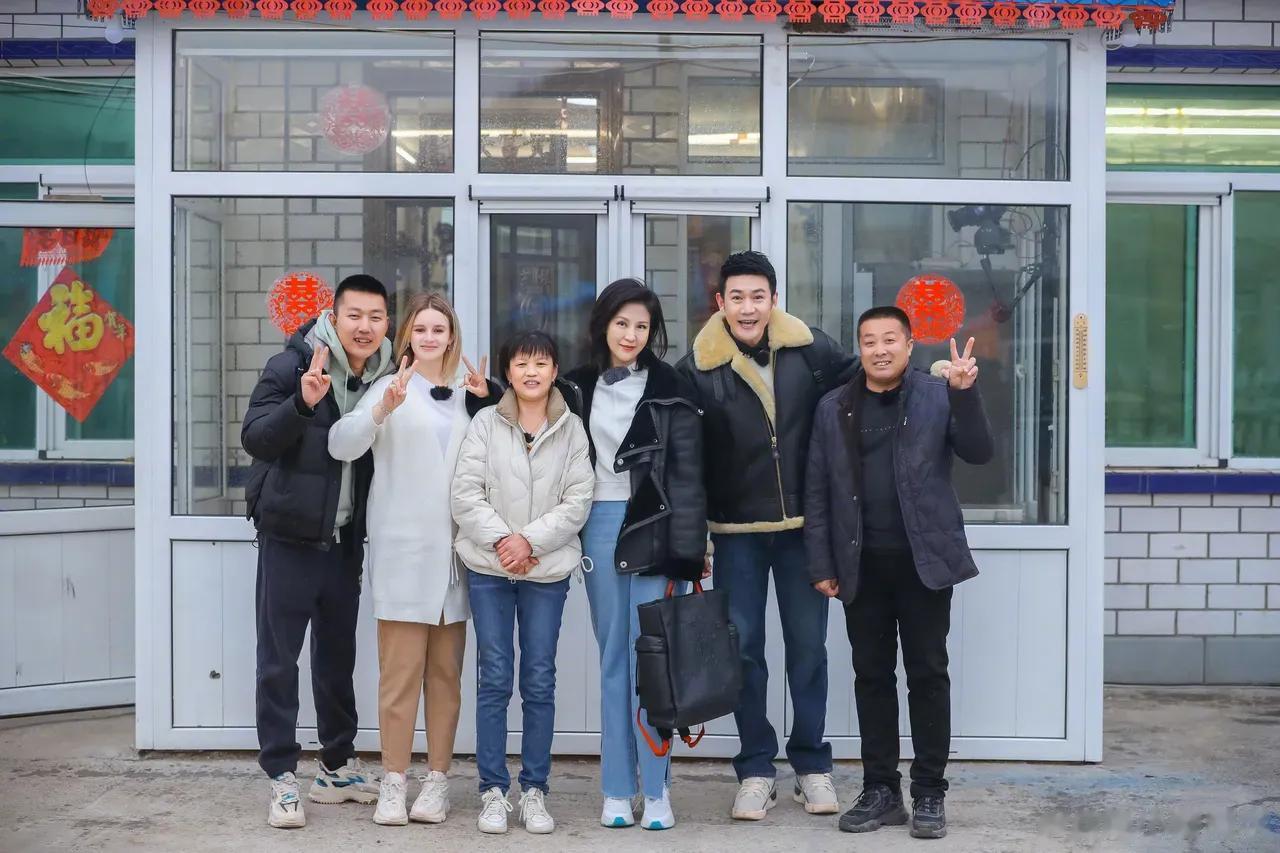 鲍蕾陆毅夫妇前段时间参加东北网红阿楠的婚礼后，一直在东北老家小住，和阿楠夫妇同框