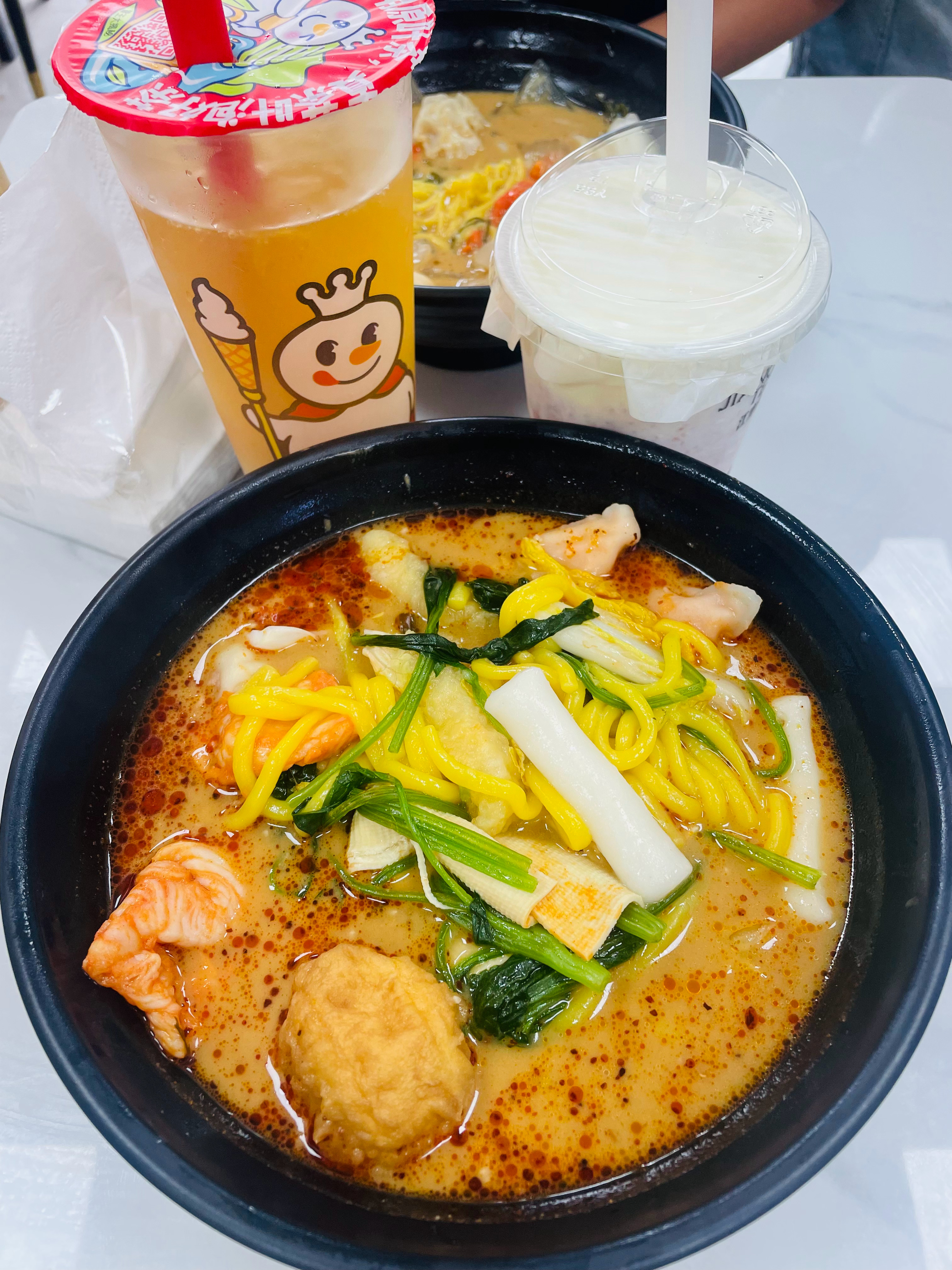 前段时间挺火的刘文祥 镇上竟然也有开了店 昨天和小朋友一起去吃 店铺空间小 菜品