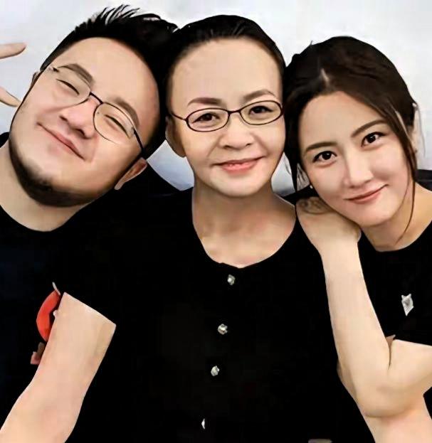 谁能想到宋丹丹晚年的福气，一层接着一层！大伙都知道两个孙子随宋姓，很多人都觉得这