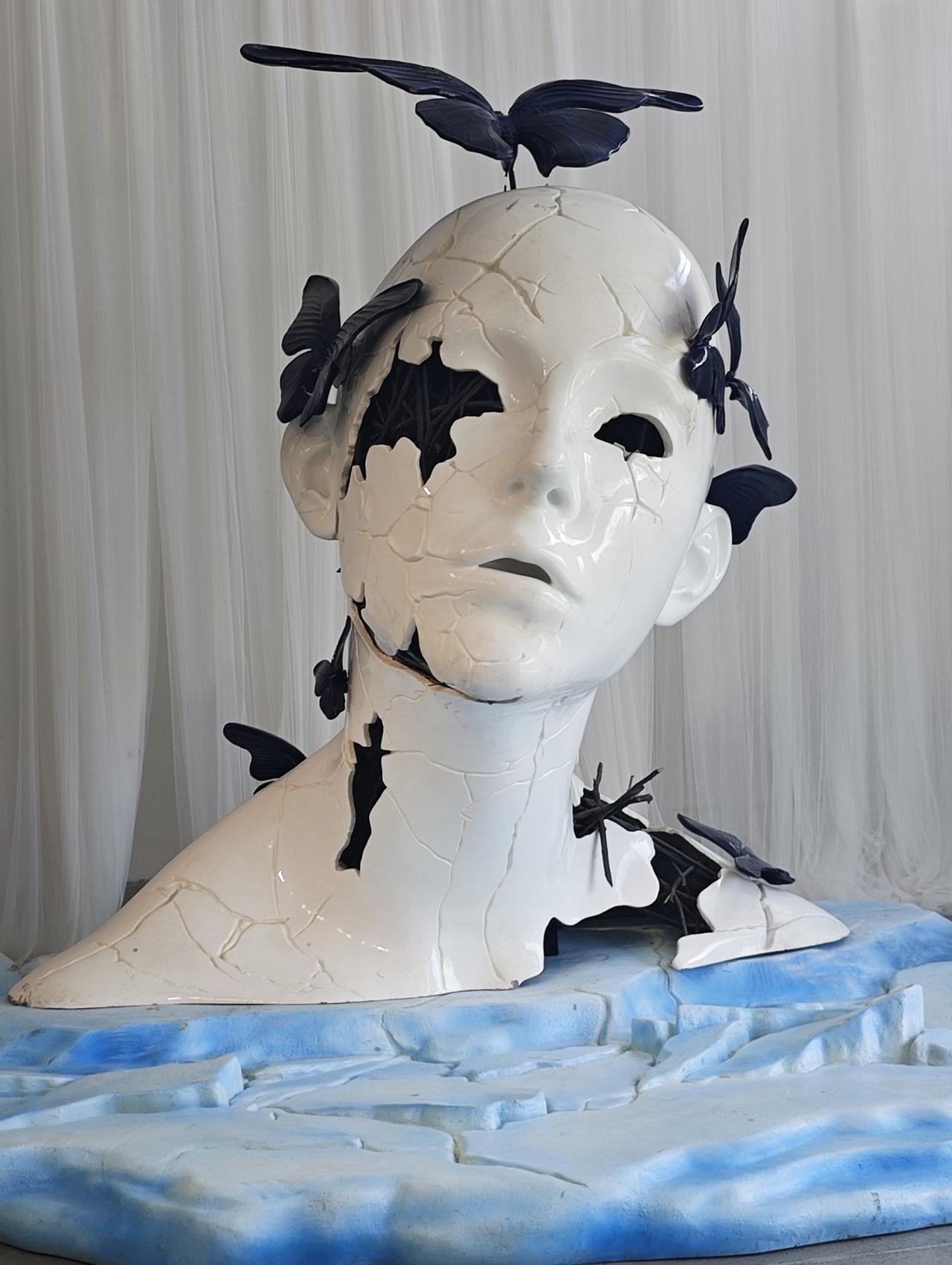 装置艺术展
       一个现代派的艺术展在位于小洲村的“您好艺术馆”新开展了