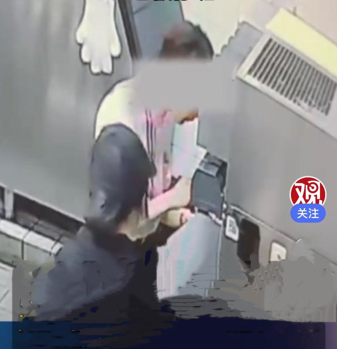 “必须严惩！”河南郑州，女子带女儿在麦当劳取餐上高速，喝可乐时察觉异味。女儿回忆