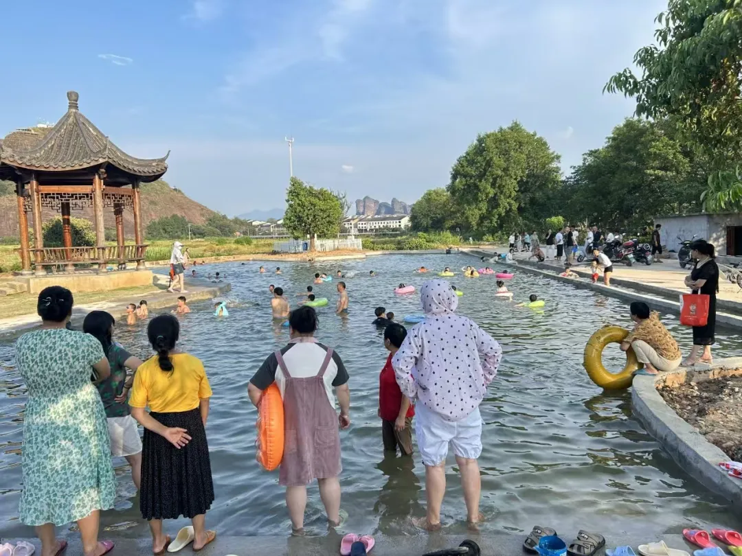一个“村级”游泳池，为啥全网点赞？