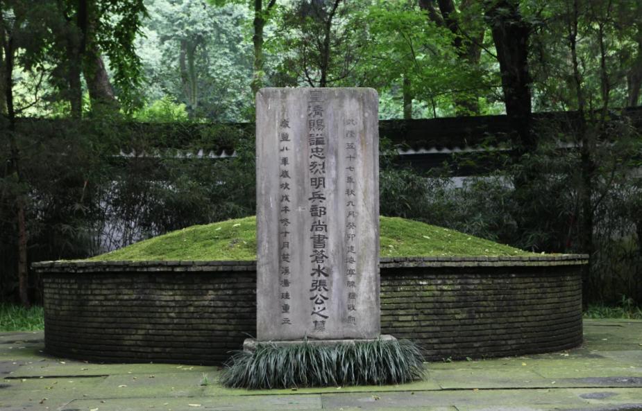 老草坡前草树香，磨盘诸将墓堂堂。 残碑读罢呼雄鬼，生死都从李晋王