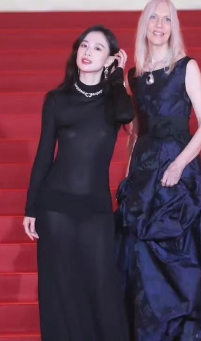 李梦好敢啊，这么正式的场合bra都不穿🙈 