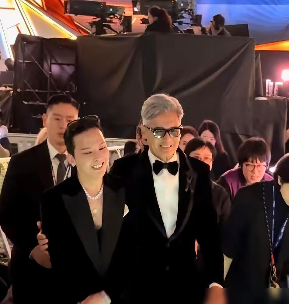 周润发没有捐款引发了热议，奚美娟的人设彻底崩塌！都在问大家如何看？其实关你屁事！