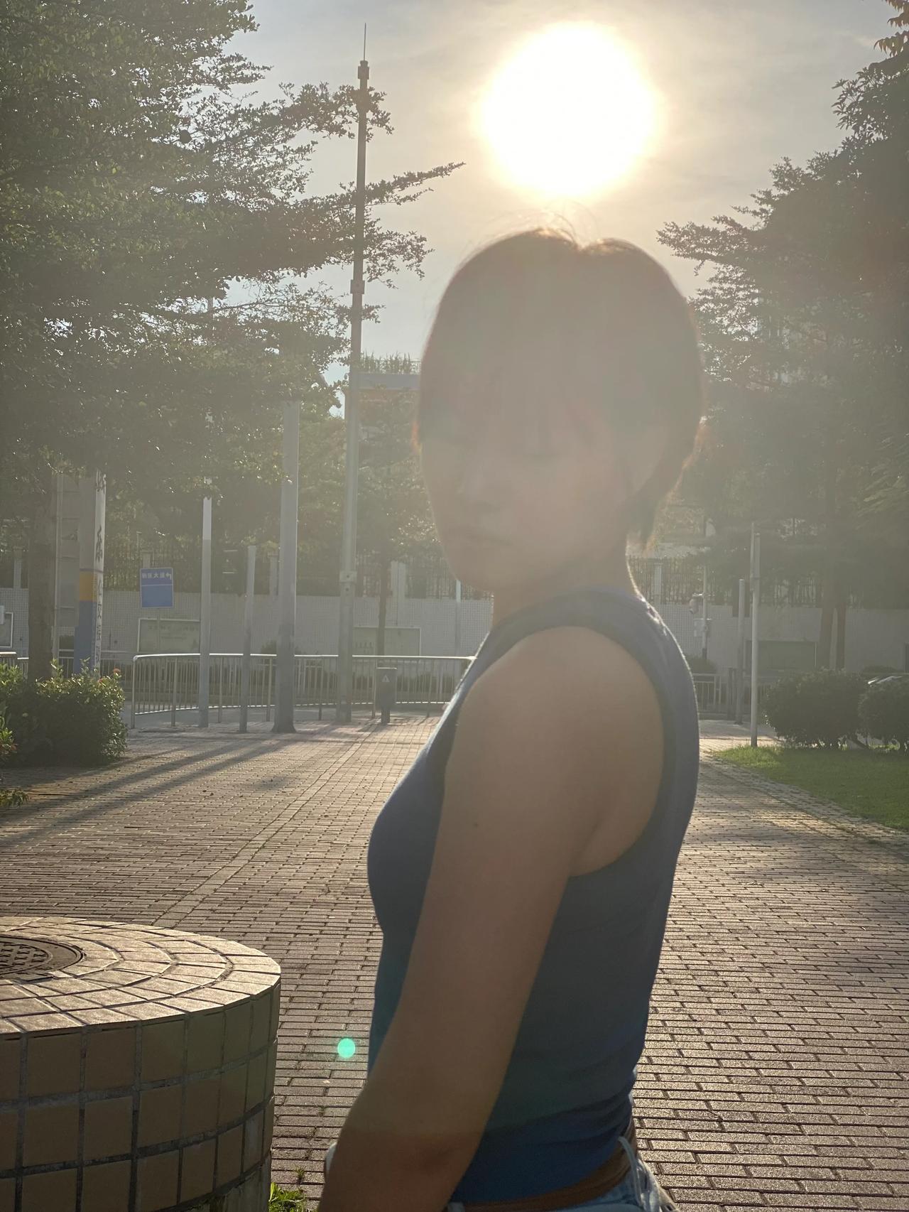 今日阳光正好
#公园散步！# 美团无人机外卖很好用
社区的音乐不错
晚霞很漂亮
