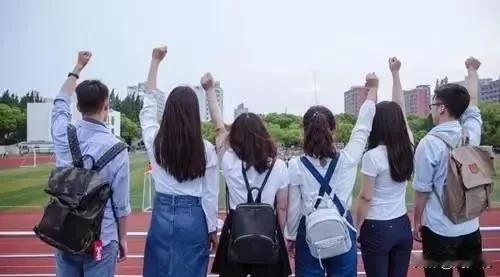 “真是快供不起孩子读书了！”一位妈妈哭诉，她说女儿上的民办三本，每年学费3万，每