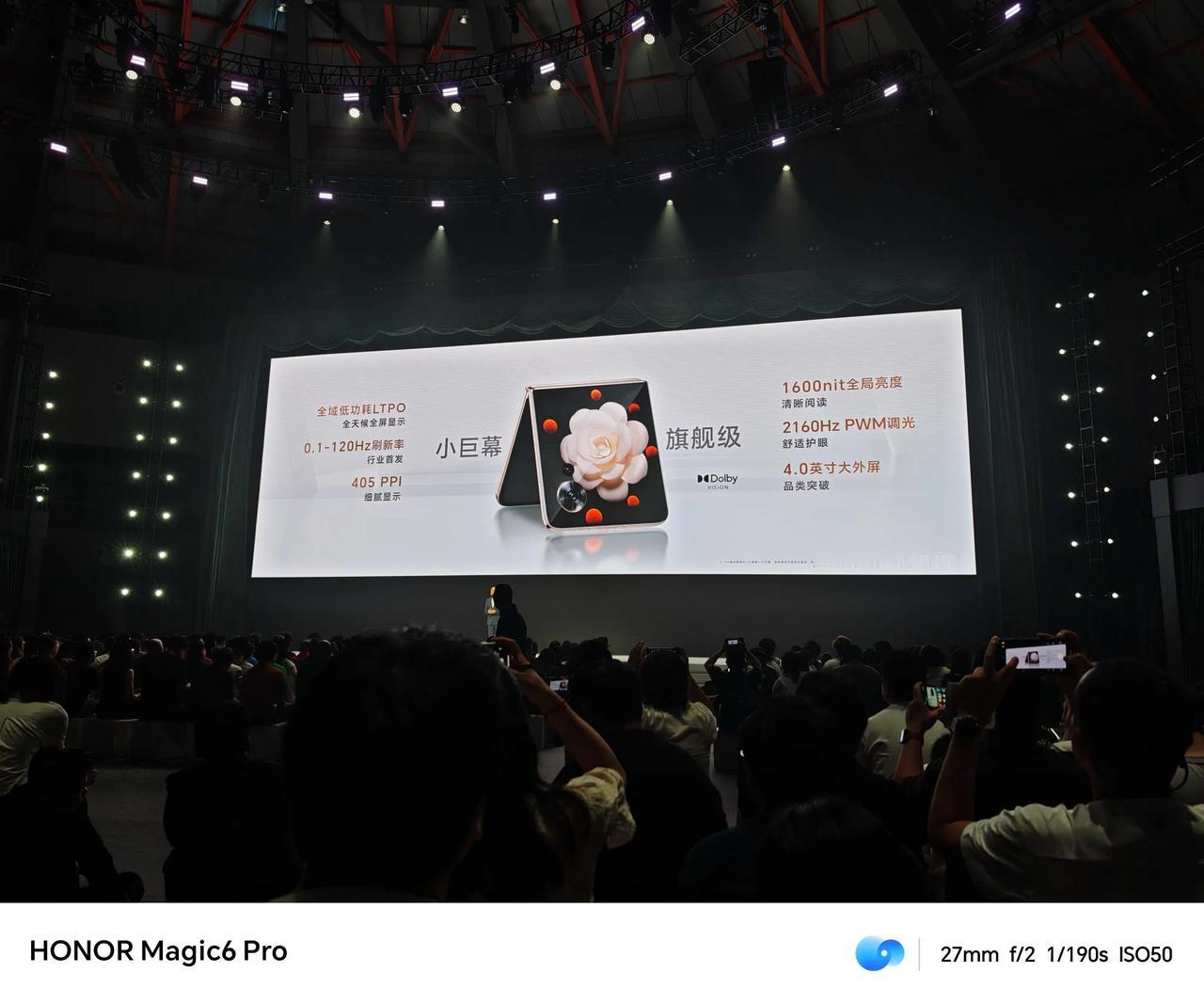 荣耀Magic V Flip这块外屏确实可以，参数拉满了。#荣耀MagicVFl