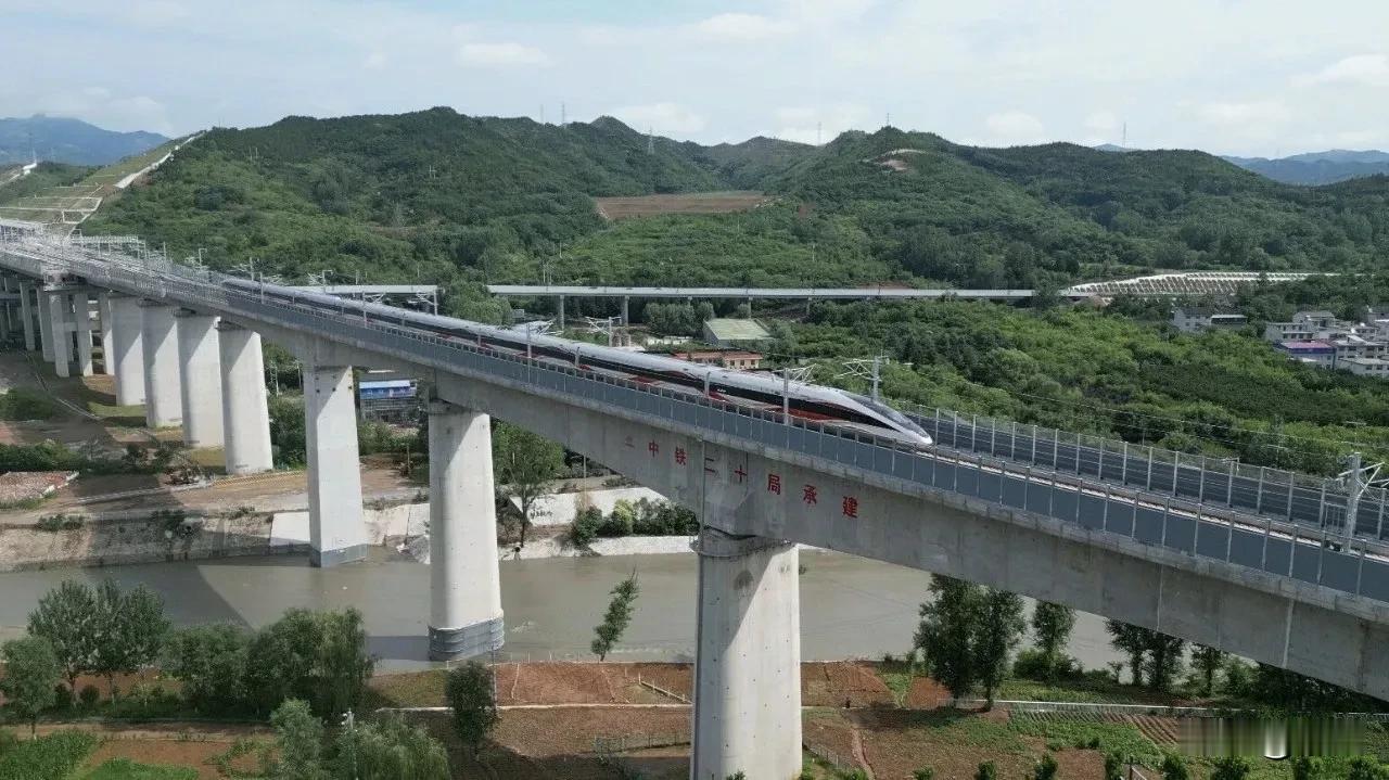 6月30日，西十高速铁路（西安至十堰）正式通车运营，西安东站同步建成投用。至此，