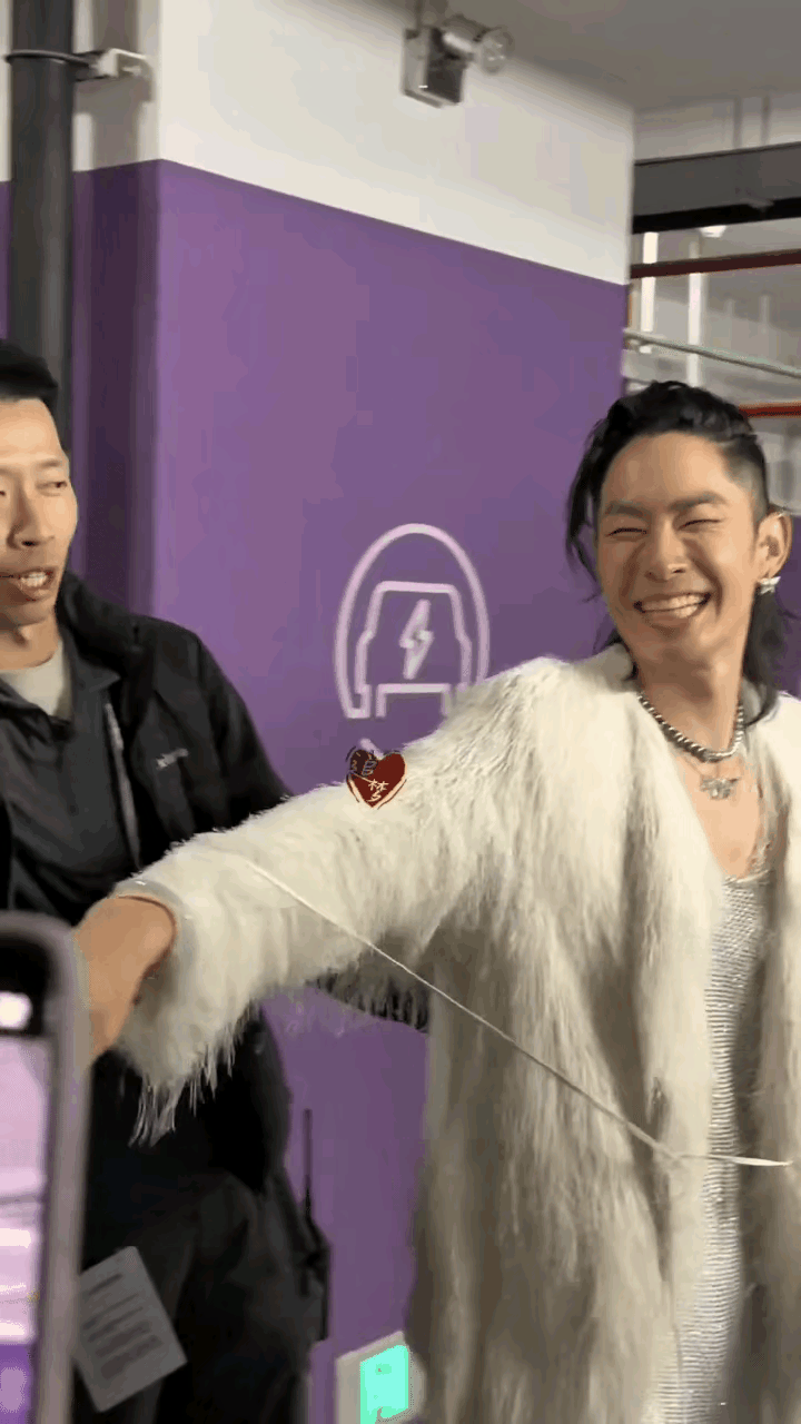 看了吴建豪最近的造型，总算懂为啥大家说向佐总在模仿却差点意思了。
 
50岁的人