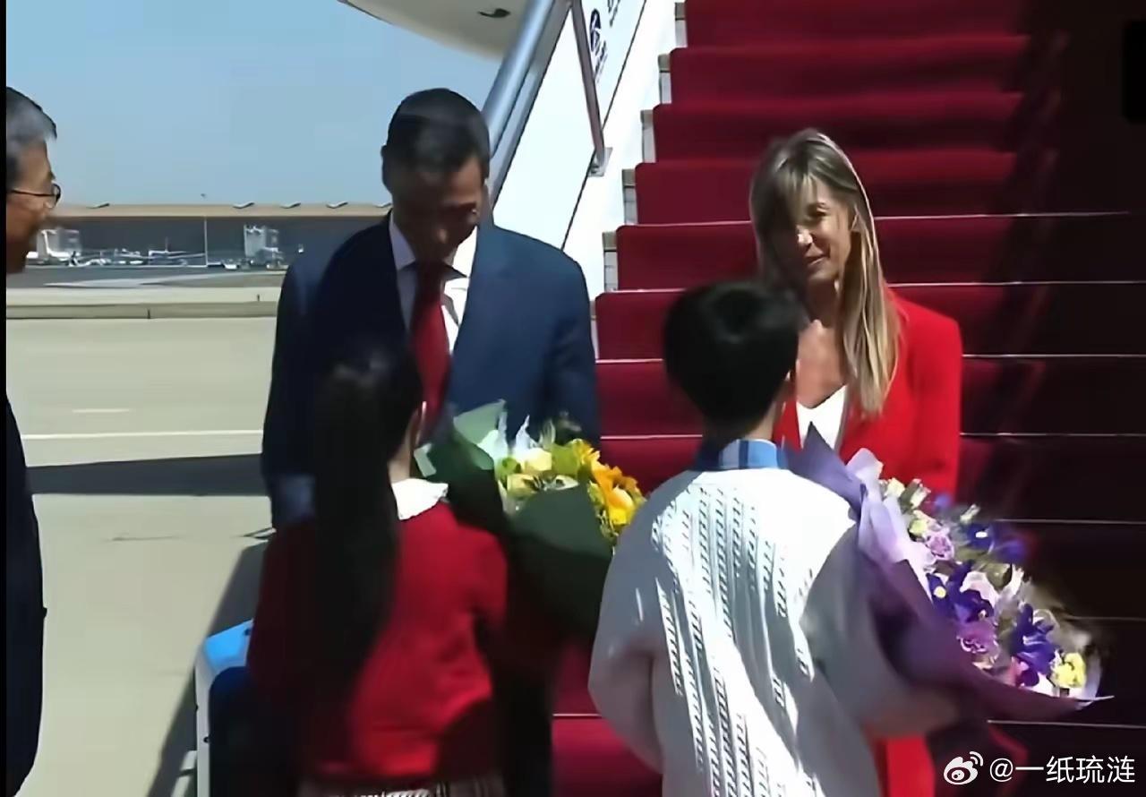 桑切斯抵达北京，3个细节:1、夫人玛丽亚也来了，之前斯塔默、默茨，同为首相、总理