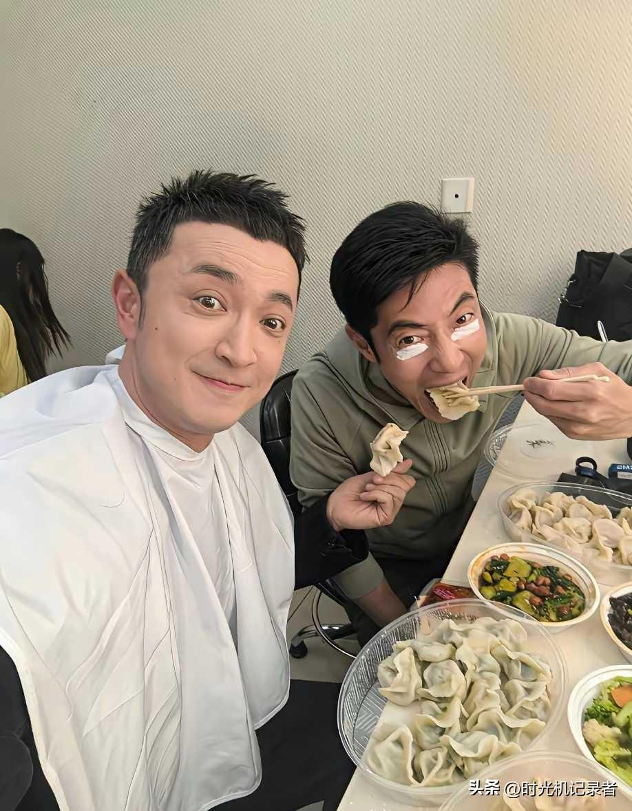 撒贝宁和尼格买提都快成主持界的宋小宝了，搞笑的不得了。
他俩吃的肯定都是牛肉羊肉