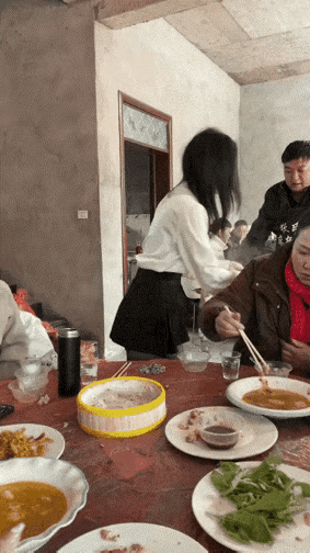 小姐姐去吃席，待人热情勤快，每道菜端上来，她都主动搭手帮忙。可菜刚摆上桌，同桌大