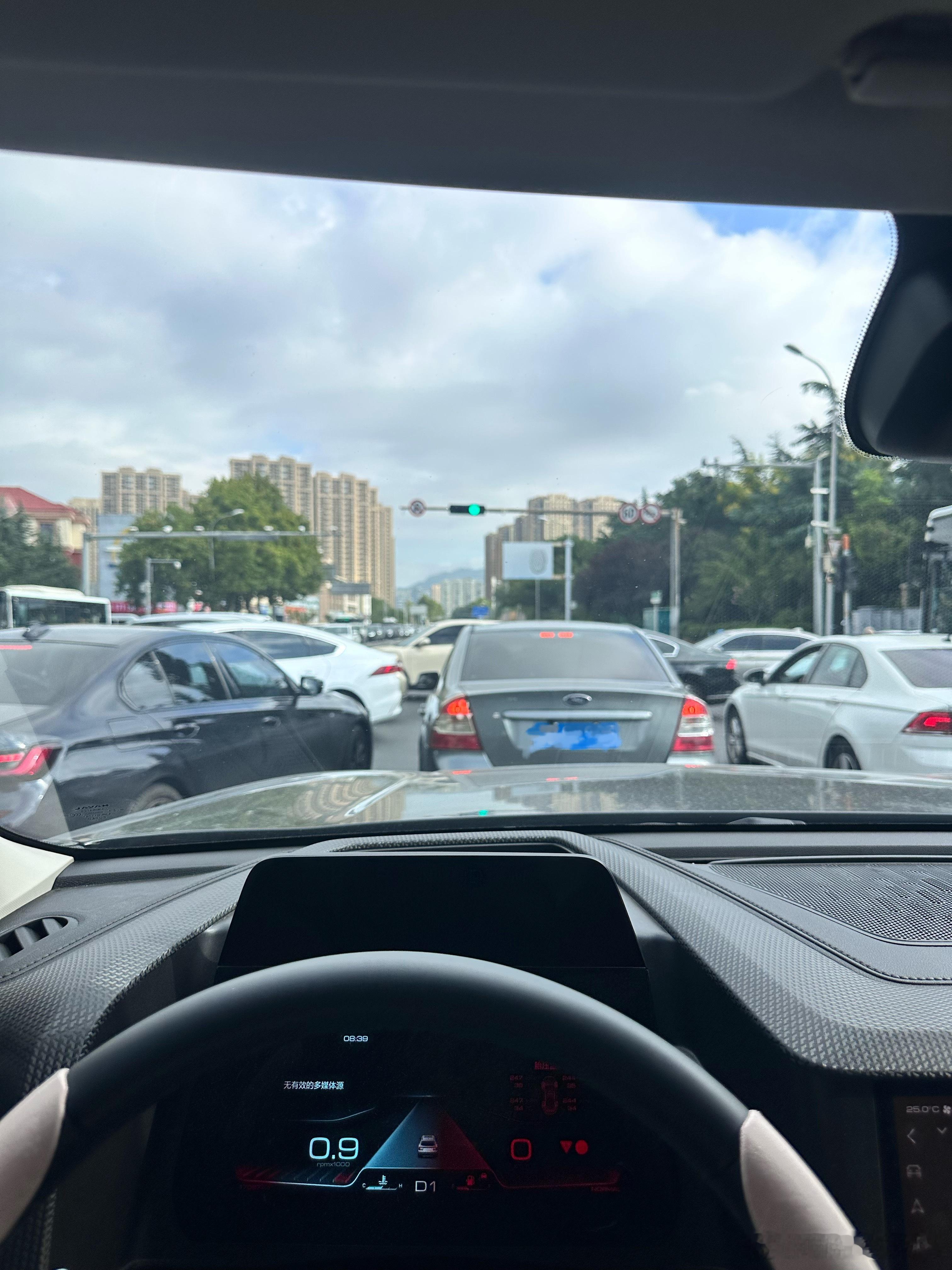 周一的早上真堵车呀，灯都绿了一点没动，小7上班路上碰到两起交通事故，还看见好几个