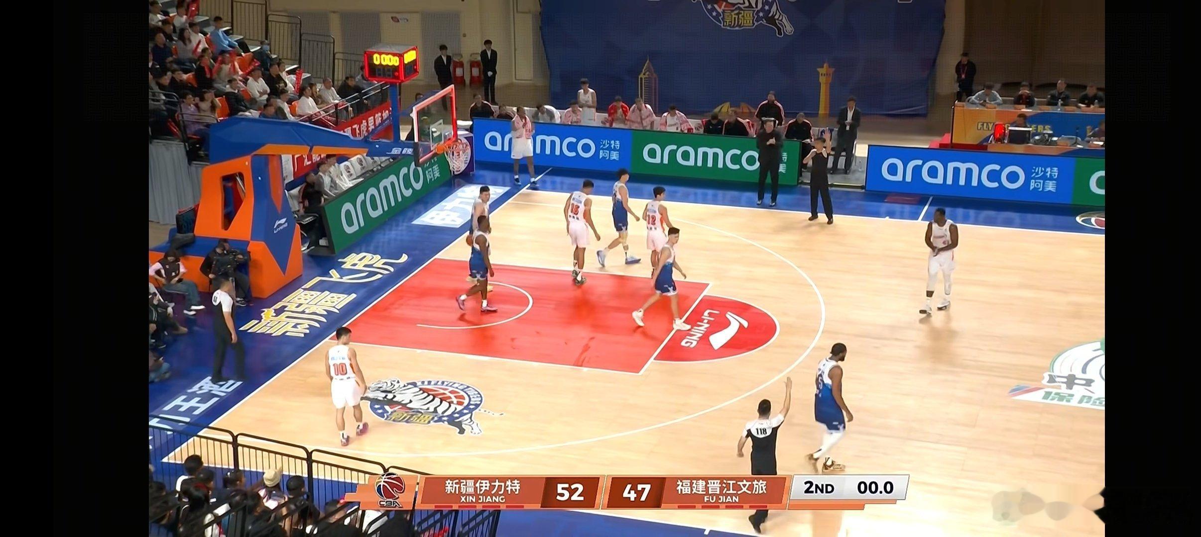 半场结束，新疆男篮52-47福建男篮。新援理查德森依靠罚球得到一分。新疆男篮vs