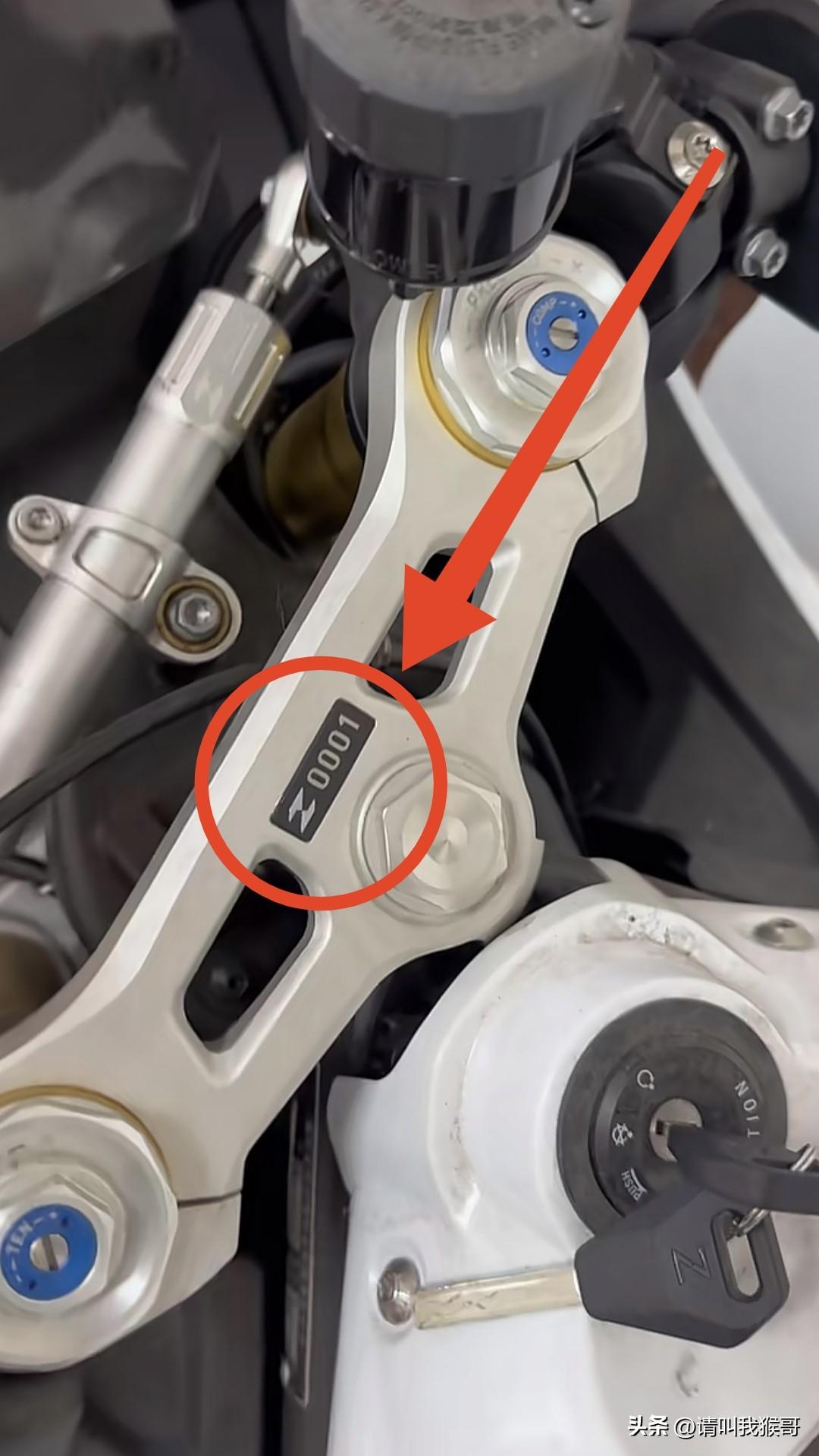 这个博主真厉害，竟然拥有张雪机车001号，据博主介绍，因为编号比较特殊，所以从买