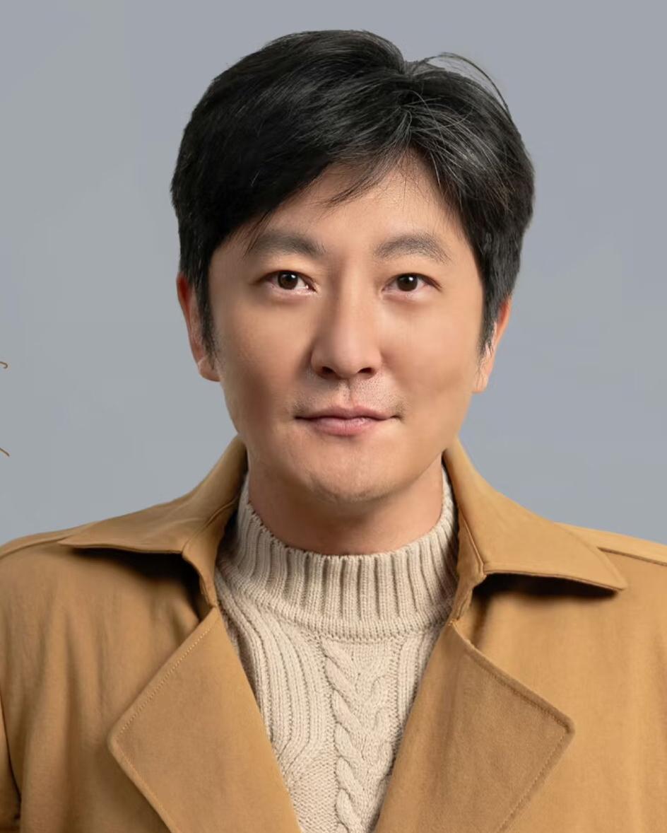 31岁，话剧院工资都拿不稳，他决定去影视圈碰运气。
导演看他第一眼：你这长相，演