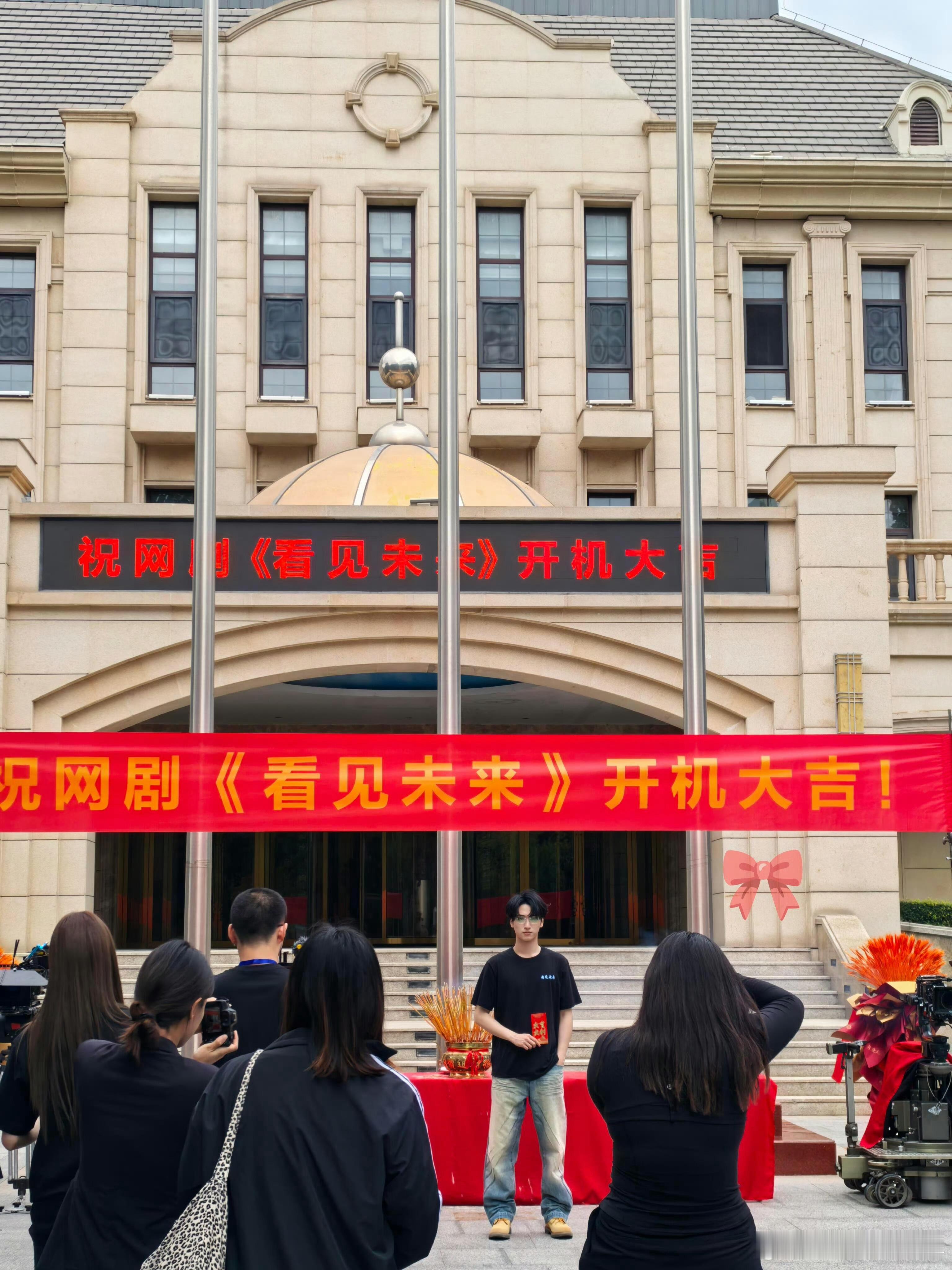 严浩翔单人开机照 ​​​