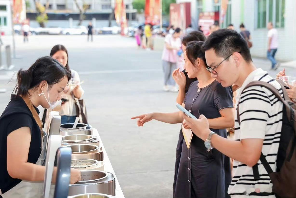 被东莞这场千煲宴震撼到了打卡东莞特色宴席活动，地道煲类佳肴香气扑鼻。各式精彩表演