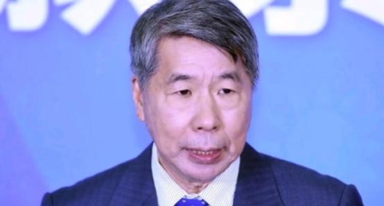 张亚中再次点名炮轰朱立伦！9月16日，张亚中在接受采访时表示，朱立伦说要交棒，却