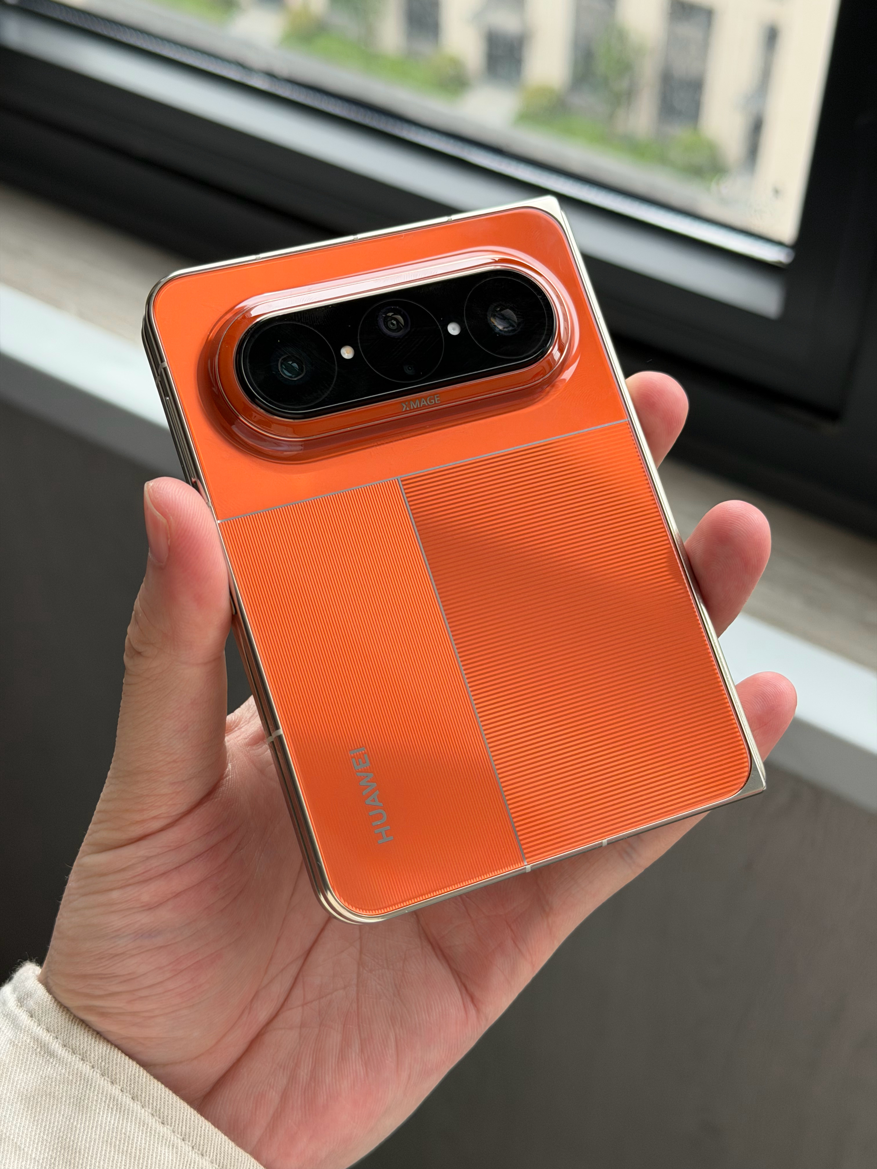 我还挺喜欢这个橙色的，你别说真挺骚的 