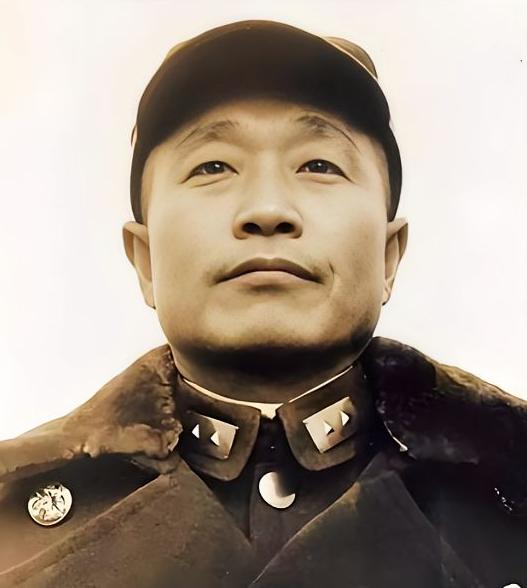 1948年冬天的陈官庄，雪下得能把人埋进去，三十万国军挤在方圆十几里的雪地里动弹