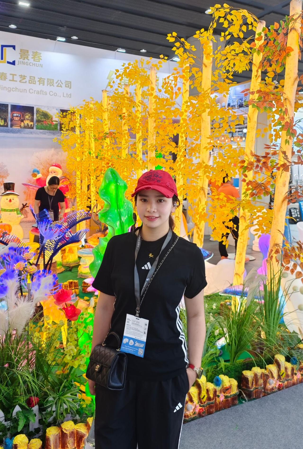 第一次以纯采购的身份来广交会展馆参展，感觉真是不一样！

我这个客户又加了很多灯