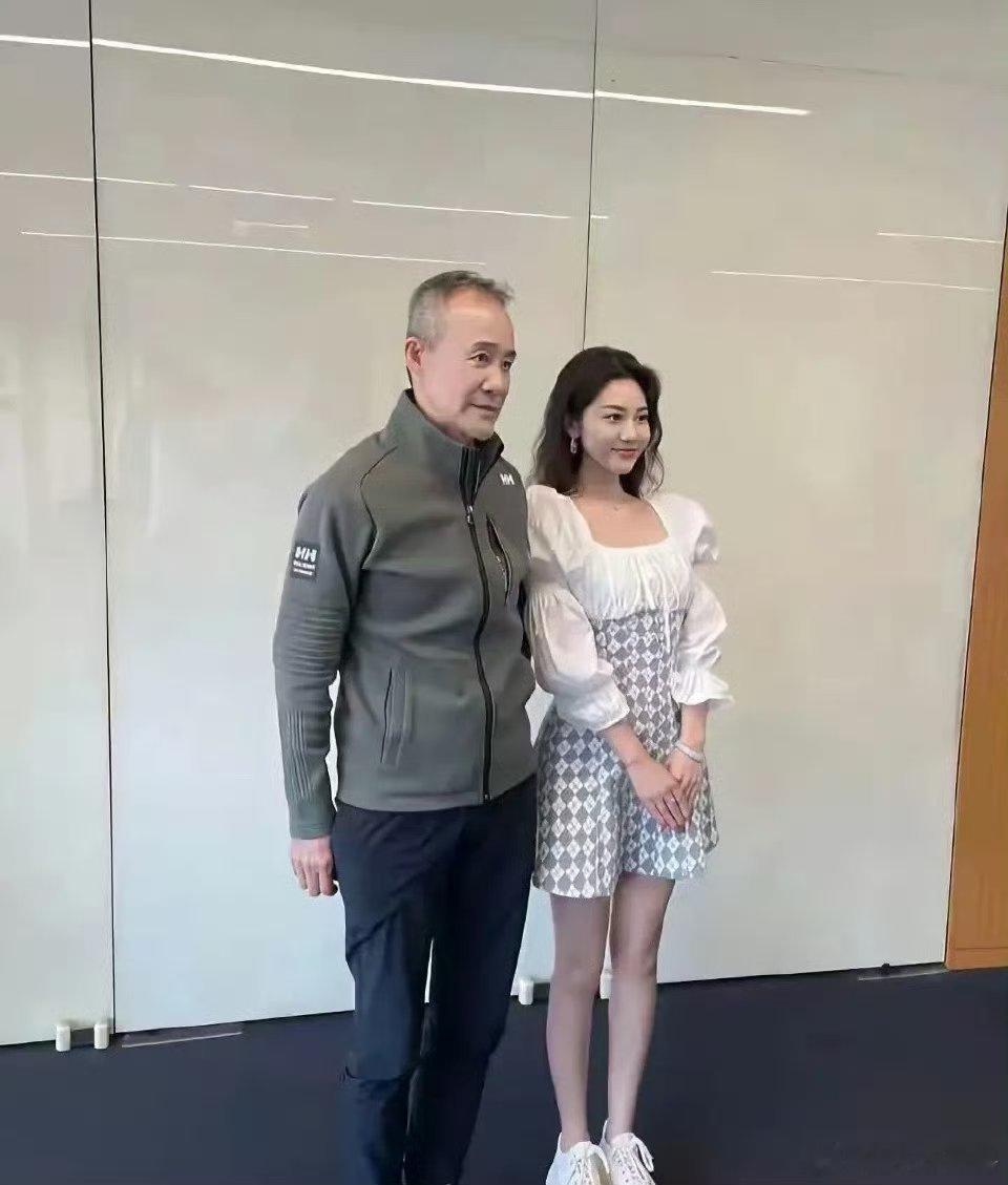 王石旁边这个女生又水灵有好看  是谁呀 