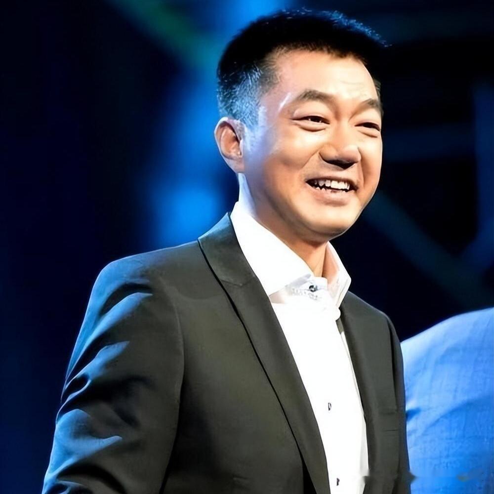 他满脸的笑容，低调不做作，拍戏时沉稳内敛，是一位优秀的演员，无论什么样的角色很少