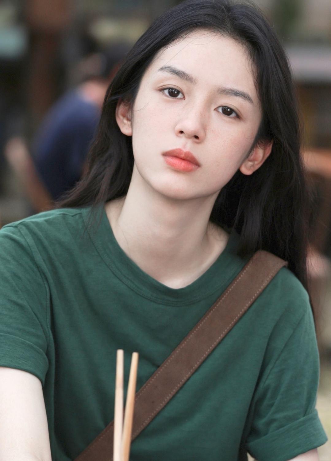 郭宇欣:她才叫有资源好吧!她背后不是那谁吗？
幸好李冰冰是女的，否则有人嘴里黄谣