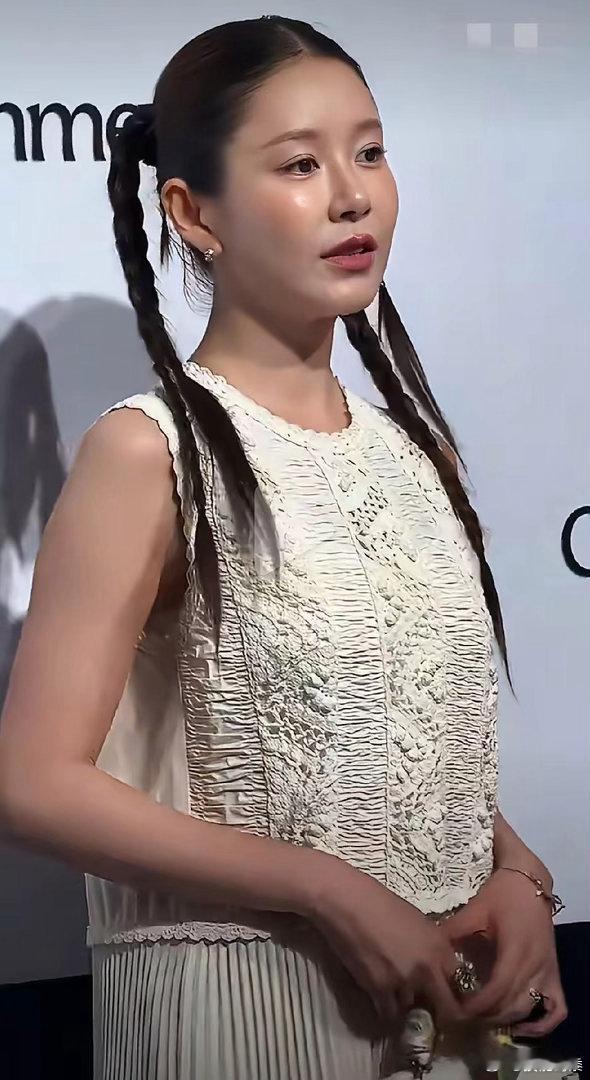 陈赫老婆张子萱都42岁了，居然还满满少女感，看来这两人婚后确实挺恩爱的。 