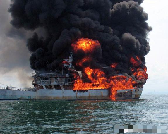 林肯号中弹了！革命卫队无人机3月5日深夜直接砸进美国航母甲板，这艘10万吨的钢铁