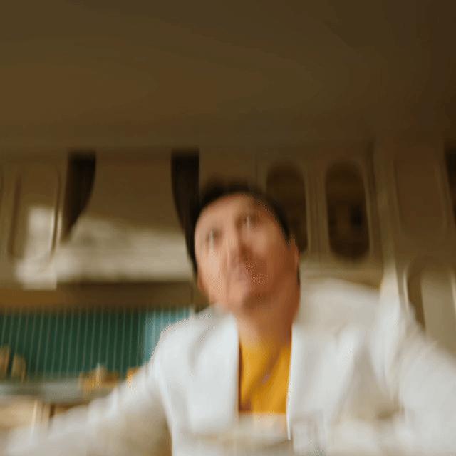 沈腾喊你记得加个蛋 谁被沈腾的双面魅力戳中了。喜剧人属性藏不住，整片笑点密集，日