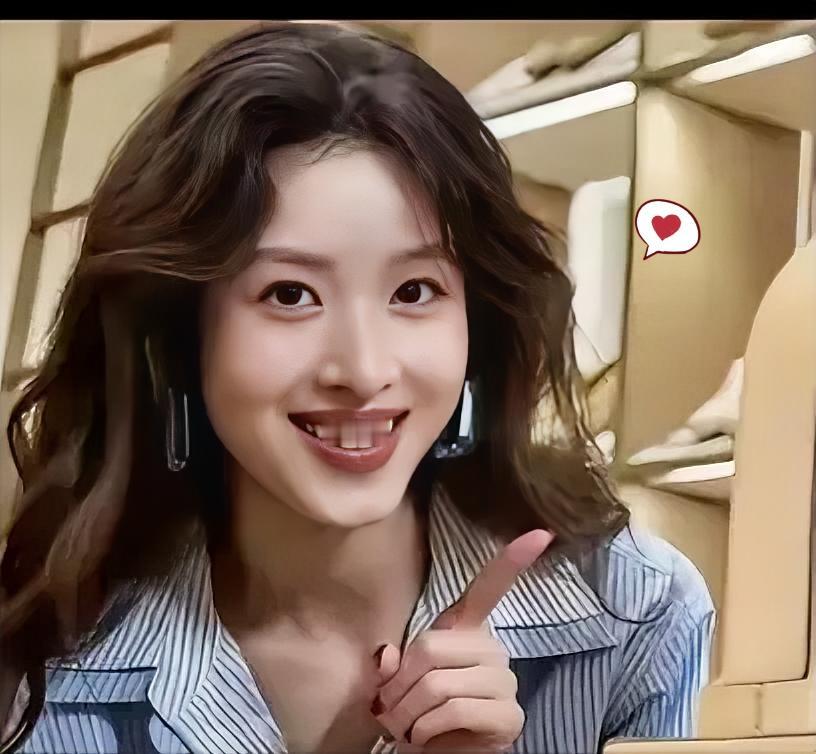 章泽天最近开通了个播客，叫“小天章”，上线一小时播放就破万了。大家不光是冲她“奶