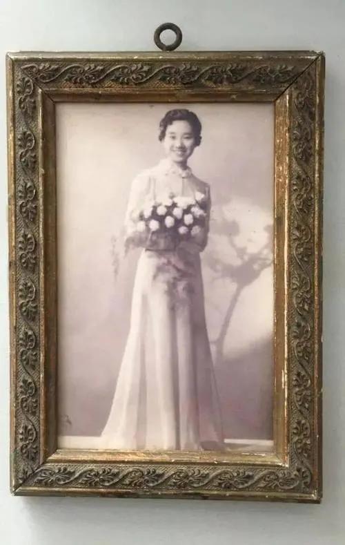 1941年，日寇将朱凡伤痕累累的双腿绑在了两艘汽艇上。随后，迅速启动游艇，巨大的