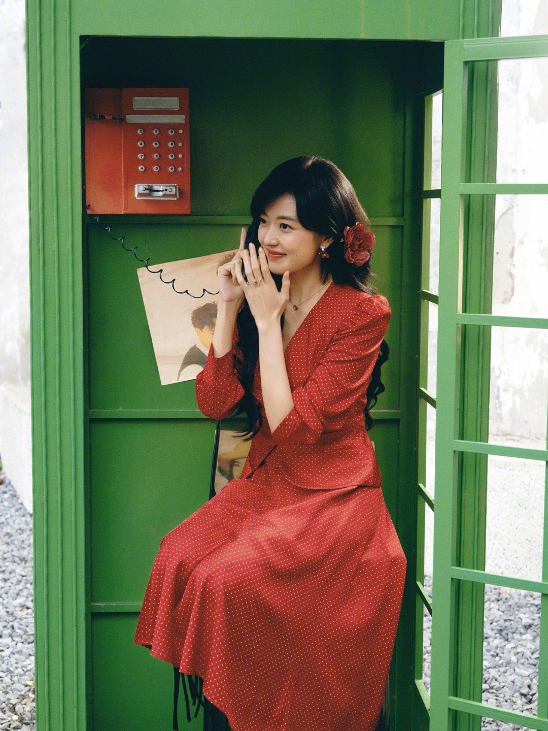 孙千经济上行时期的美孙千一袭红裙，瞬间拉回热气腾腾的黄金年代。明艳大方、舒展自在