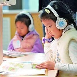 古今中外的智者贤人，通过文字把他们的经验写进书里，这就是文字的能量。“读书的本质