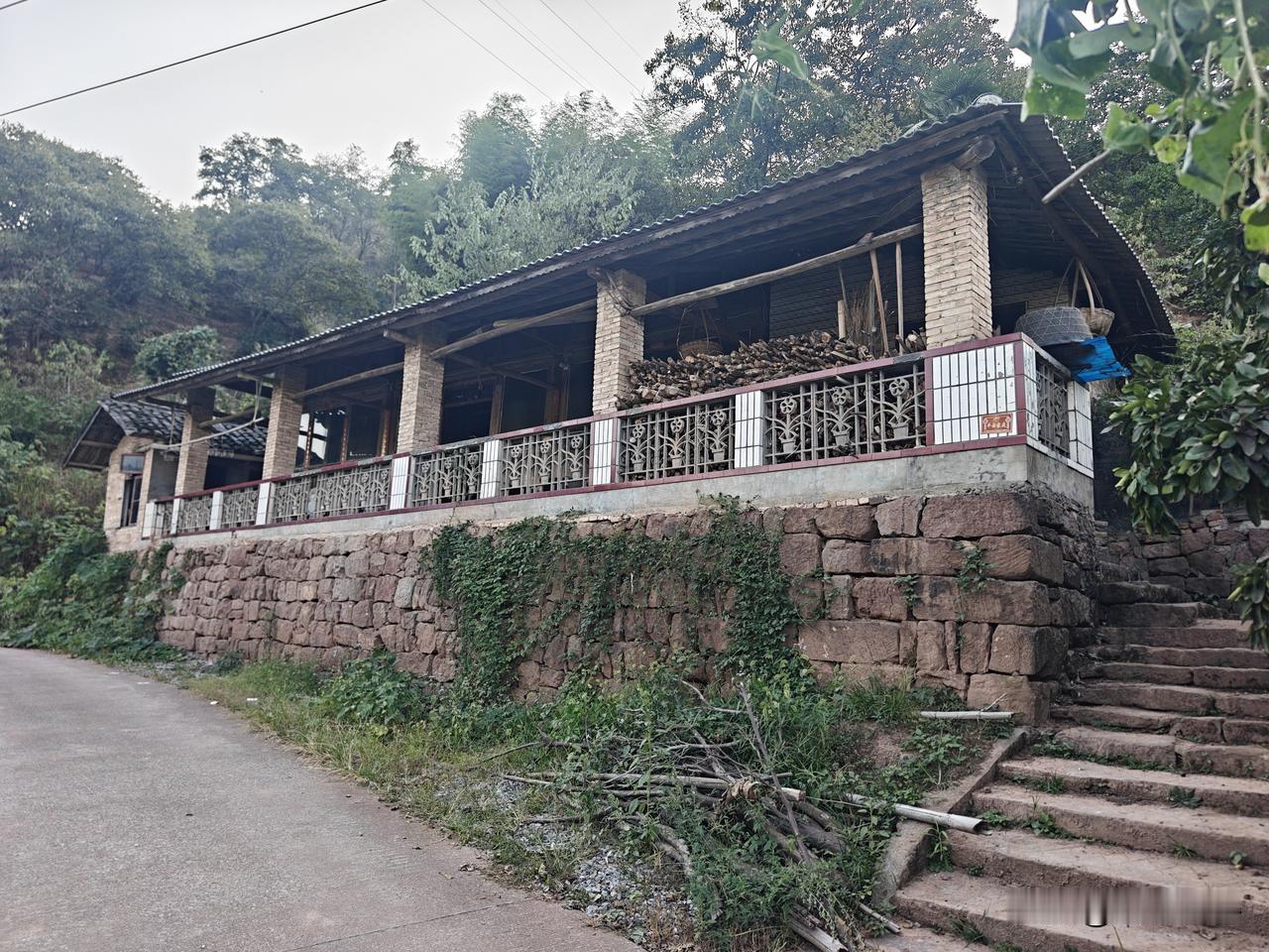 前两天,去芷江的一家农家乐吃饭。菜是老板地里种的，鸭子是老板喂在河边的。鱼是老板