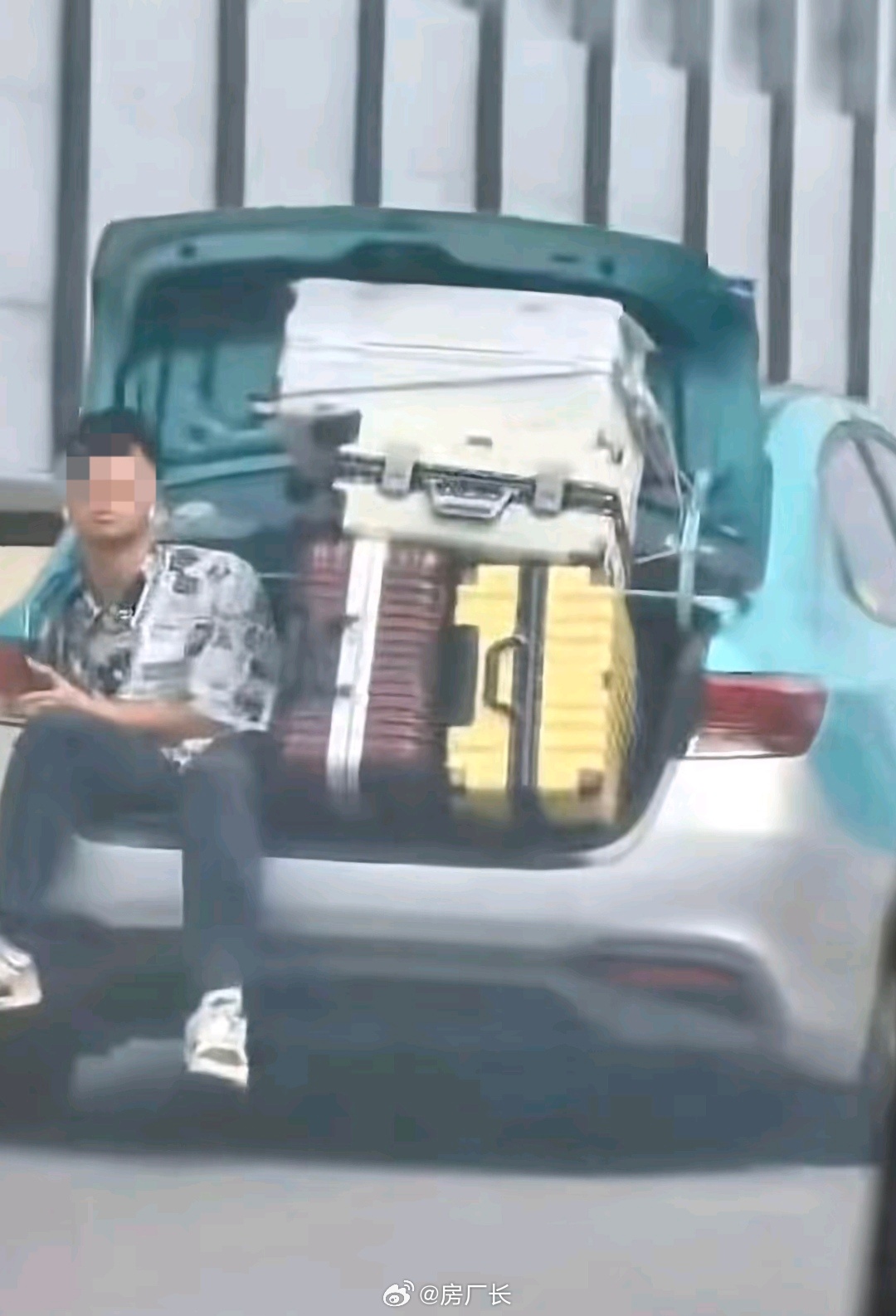 一个敢拉，一个敢坐 ​​​
