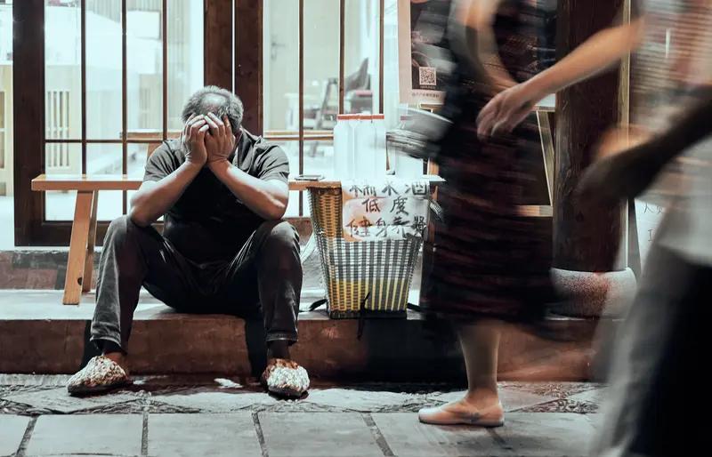 为什么有些人一到中年，就变得特别固执？

有些人年纪越大越"轴"？不管是对家人还