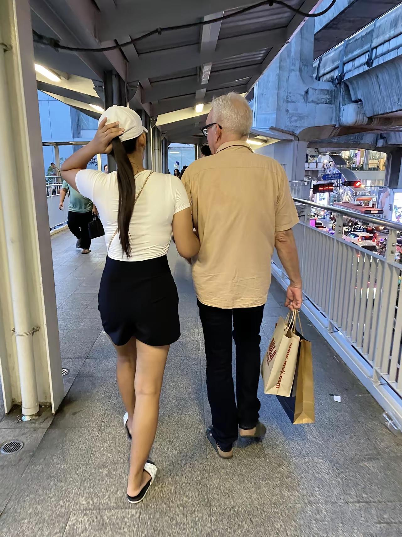 网友有去曼谷出差

在大街上经常看到外国白老人，牵着娇小的泰女。
白发苍苍的白老