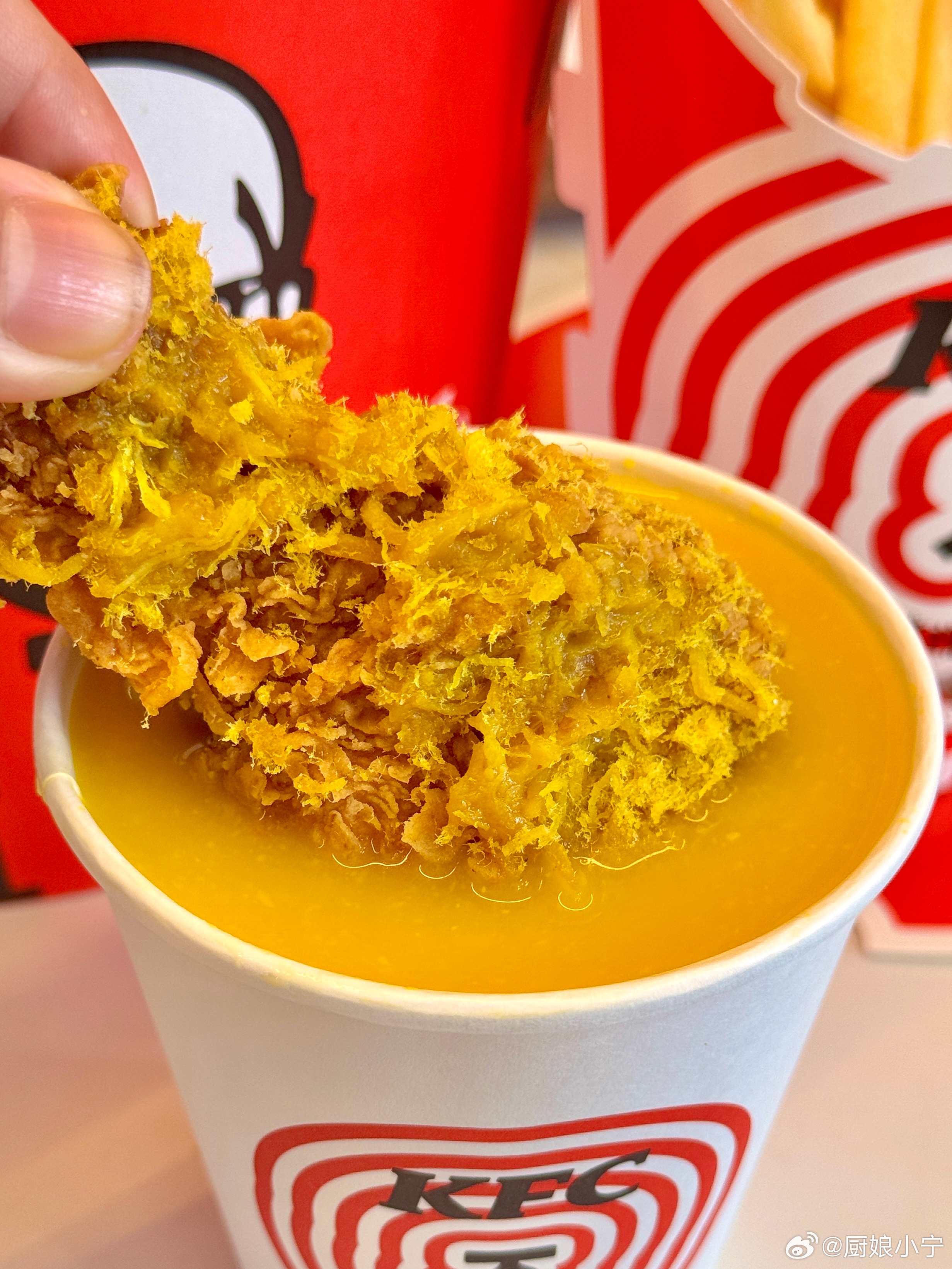 果然没有什么是一桶炸鸡解决不了的😂，酷酷的滕 和天放 这俩人儿，炸鸡吃的那叫一