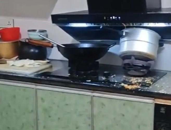 江西鹰潭的周女士最近遇着个吓人事儿 —— 用高压锅蒸螃蟹，居然炸了！
那天她本来