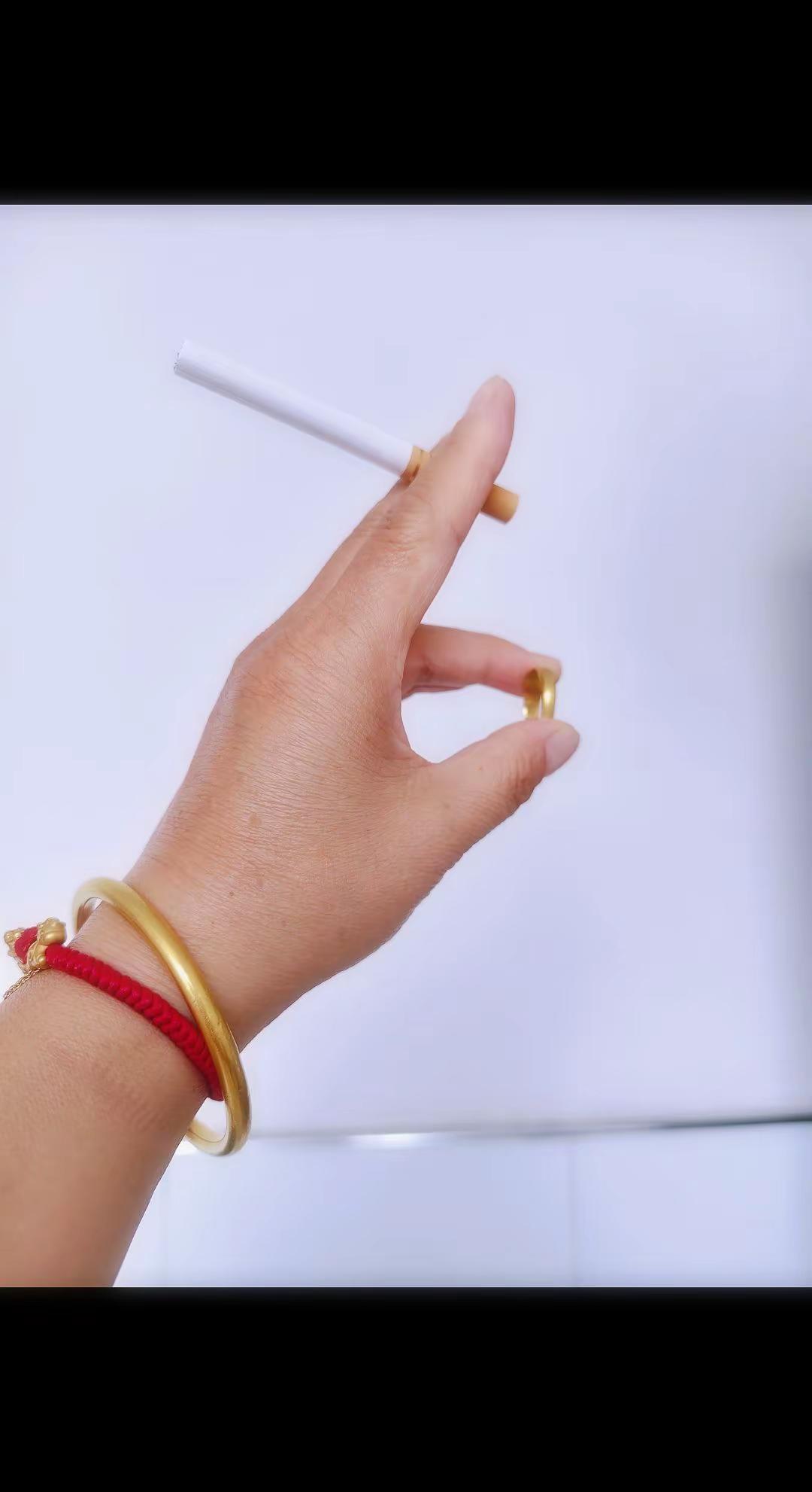 同样的动作，同样的手势，人家那手咋那么白，我的却是黑手一只