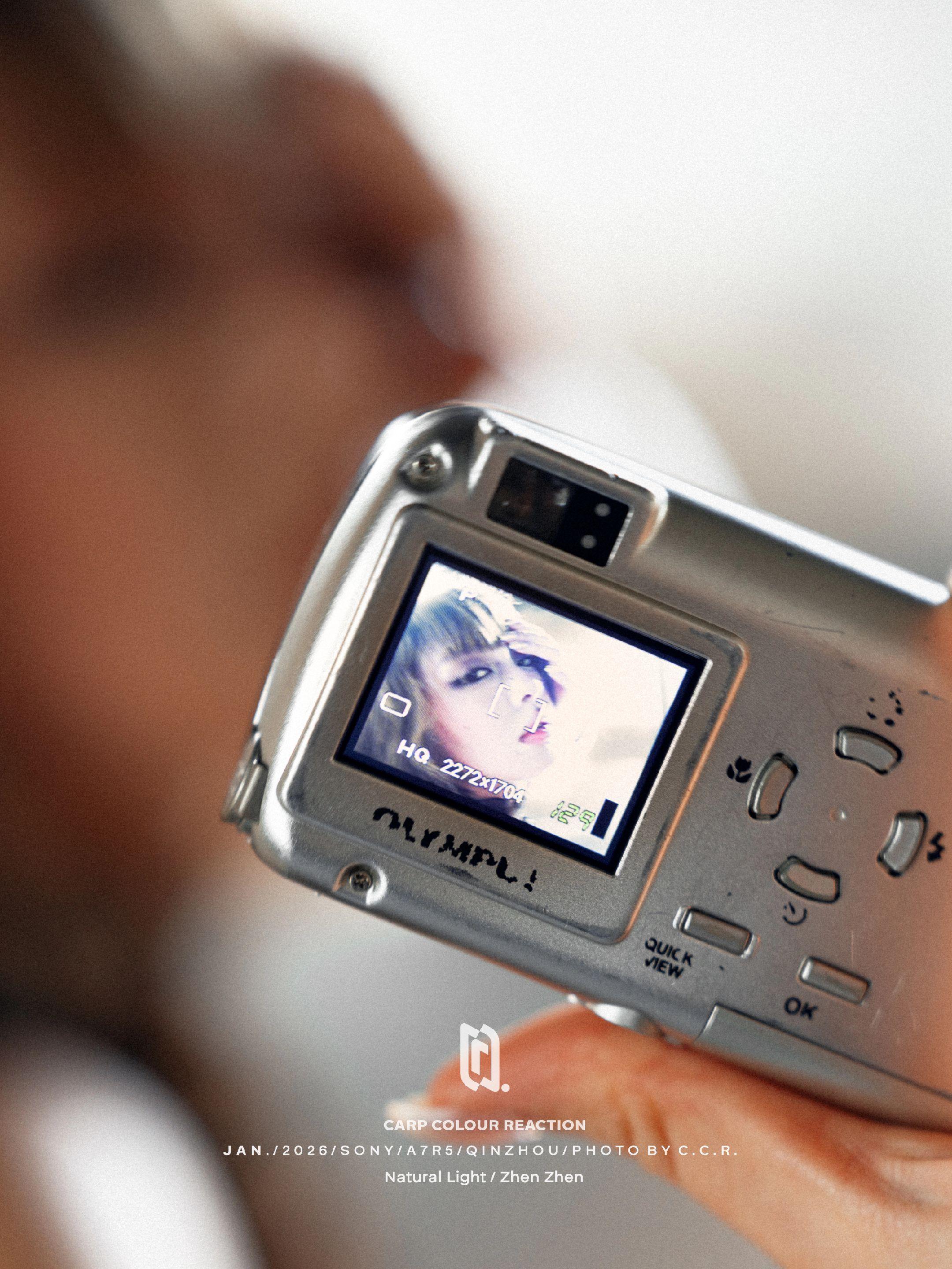 找个任何地方都可以拍照的模特做朋友！不挑地方，说来就来，一面对镜头就多...