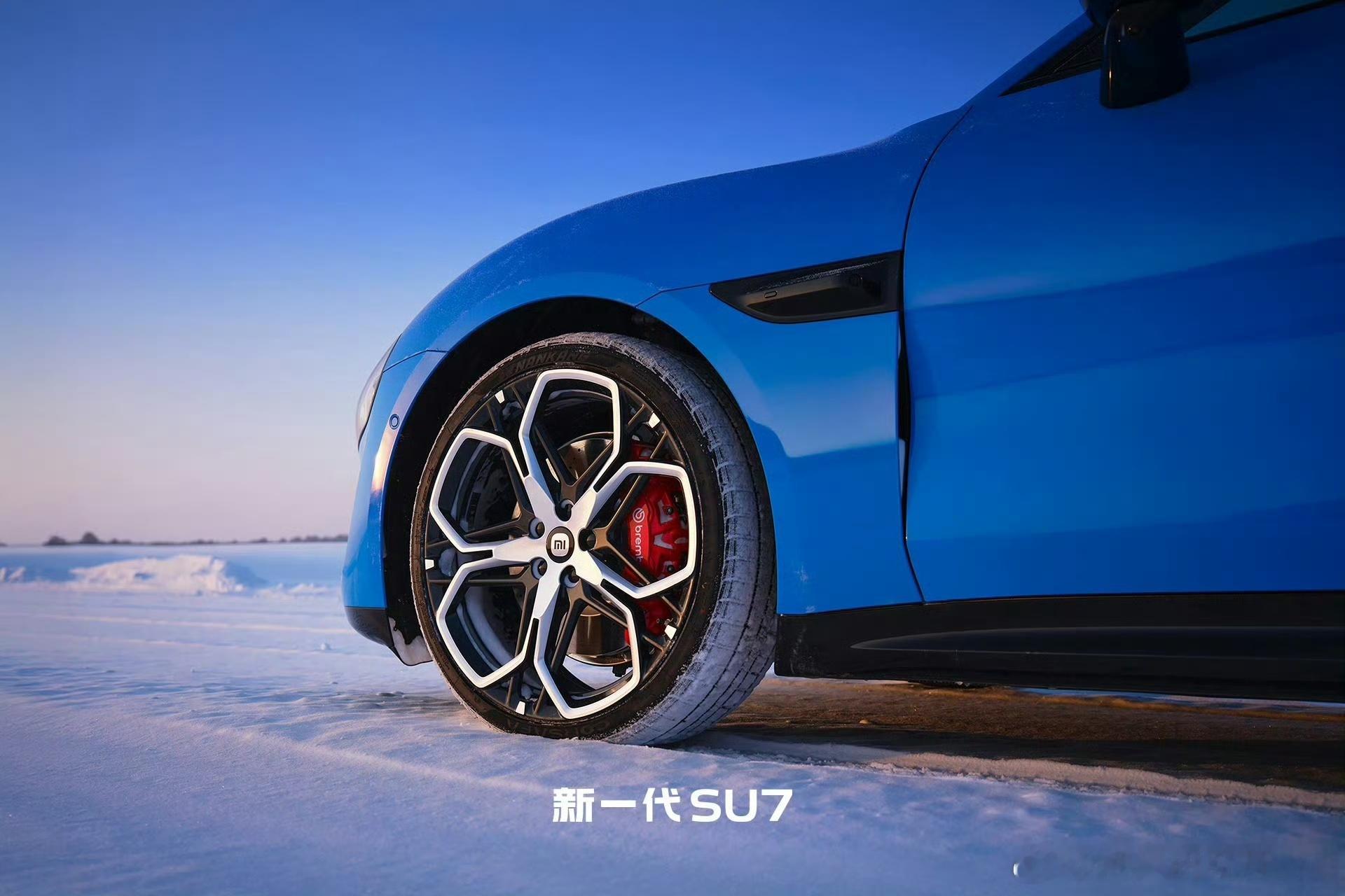 小米新SU7卡布里蓝特别版 某个工作日的早晨，路口红灯，你旁边停了一台车。你没有